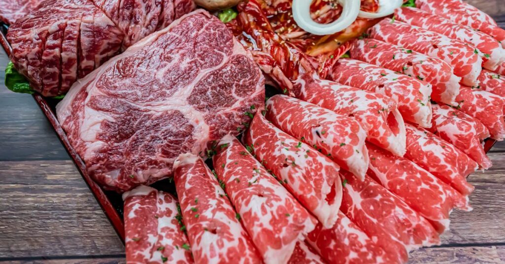美しくサシが入った黒毛和牛のスライス。上質な脂と艶が特徴的。