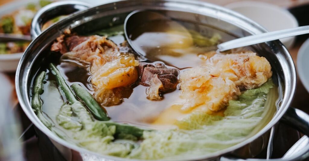 家族で囲むしゃぶしゃぶ鍋の温かなシーン。笑顔と湯気が立ち込める団らんのひととき。