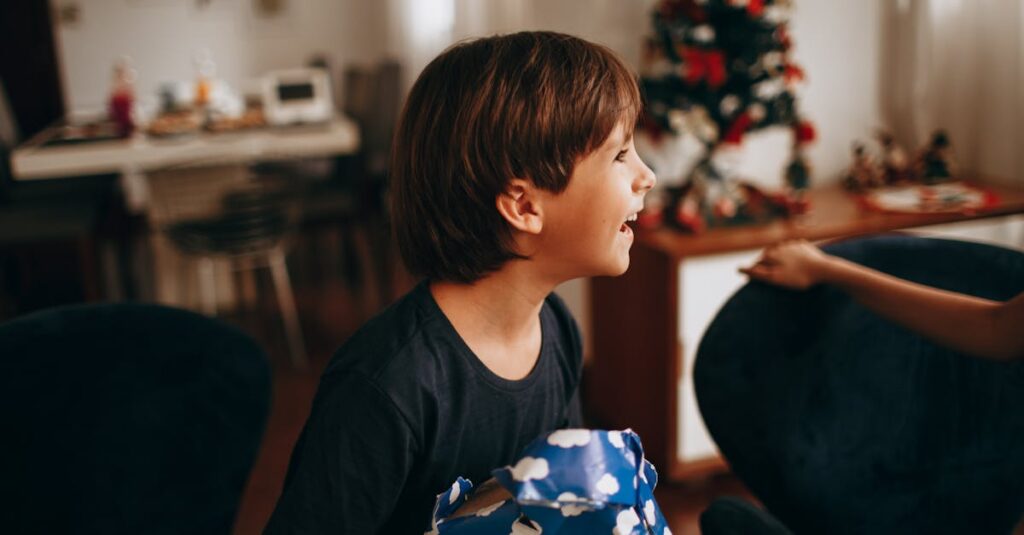 高級ギフトを受け取って驚きと喜びの表情を浮かべる人。和の雰囲気と温かさが伝わる。