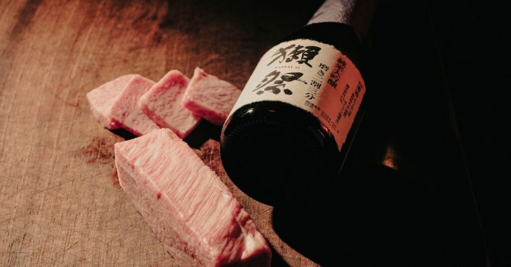 黄金色の出汁と美しく盛り付けられた和牛。見た目から上質さが伝わる構図。