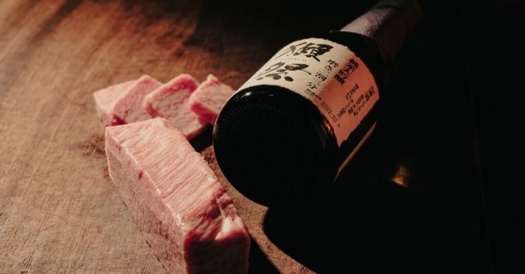 美しくサシが入った黒毛和牛のスライス。上質な脂と艶が特徴的。