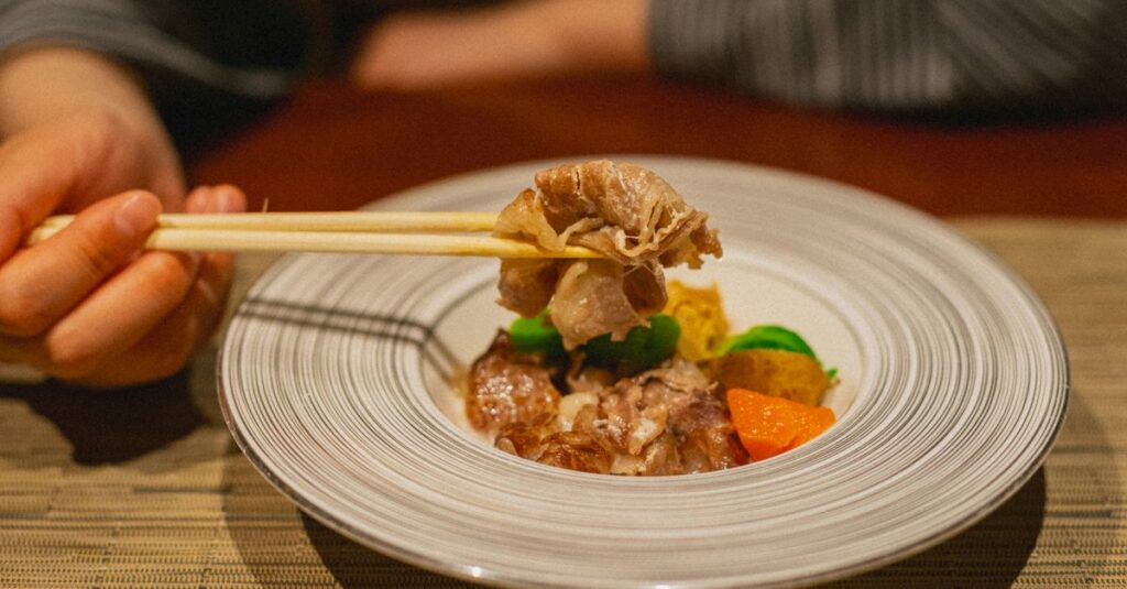 高級しゃぶしゃぶを楽しむ人の笑顔と料理風景。美味しさと感動が伝わるシーン。