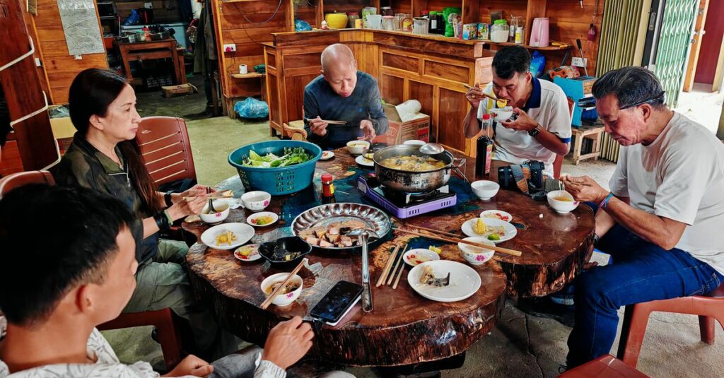 家族みんなで高級しゃぶしゃぶを囲んで笑顔で過ごす幸せな食卓。