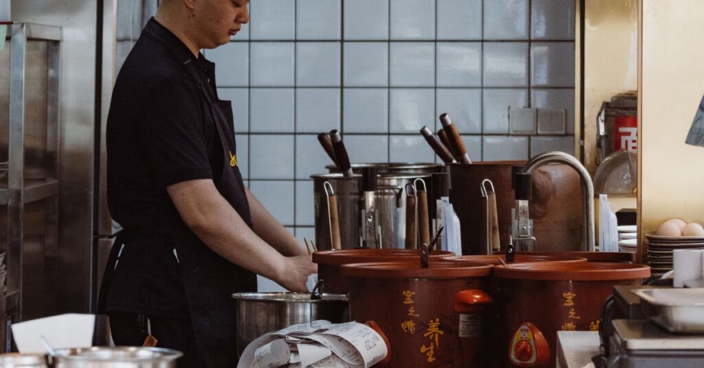 日本料理の料理長が丁寧に仕込みをする様子。繊細な手仕事と真剣な表情が印象的。