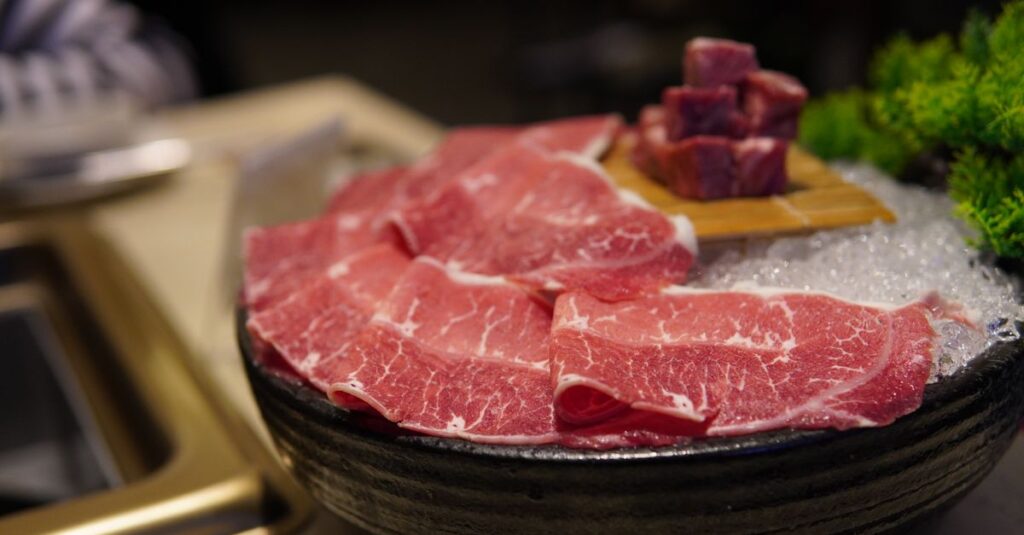 蓮こんのしゃぶしゃぶセットをイメージした、高級肉と上品な梱包の画像。