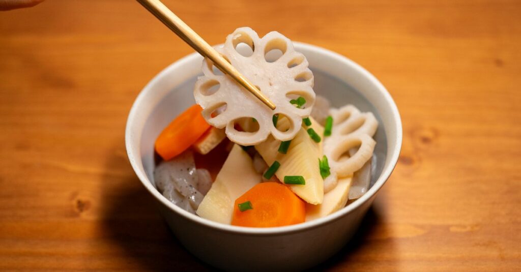 れんこんや季節の京野菜が彩る鍋料理。バランスの取れた美しさと栄養。
