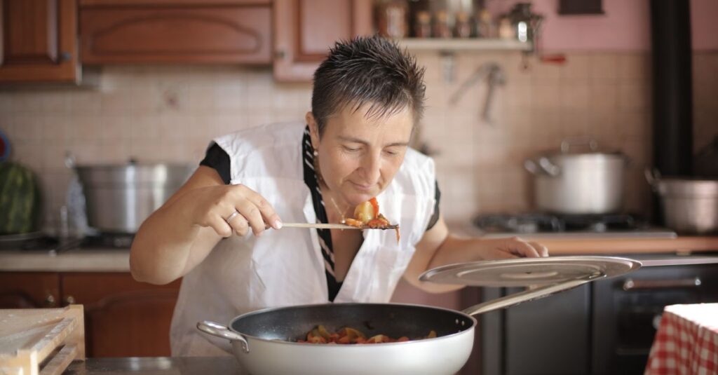 自宅で高級料理を簡単に作れるシーン。丁寧な説明書と美しい食材が揃うセット。