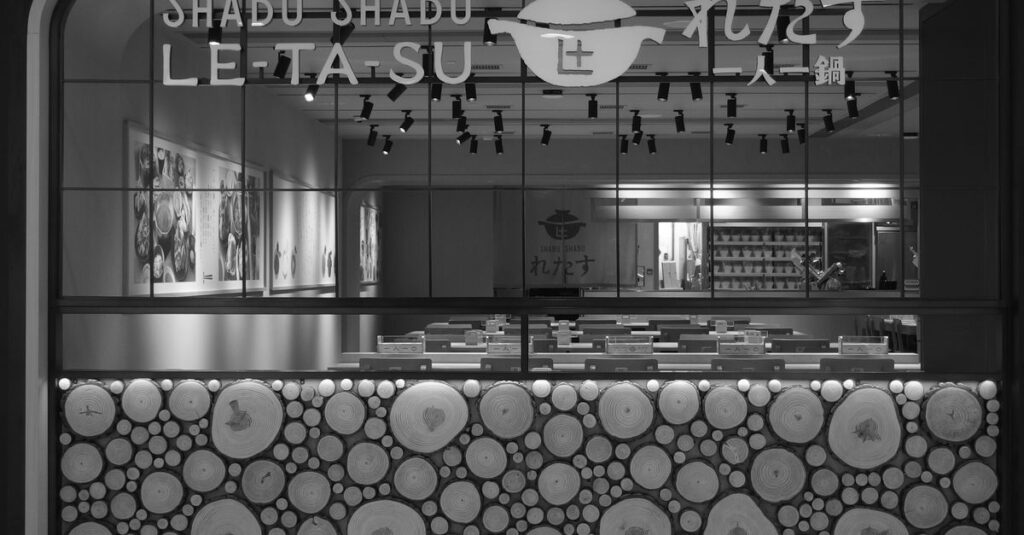 高級しゃぶしゃぶを楽しむ人の笑顔と料理風景。美味しさと感動が伝わるシーン。