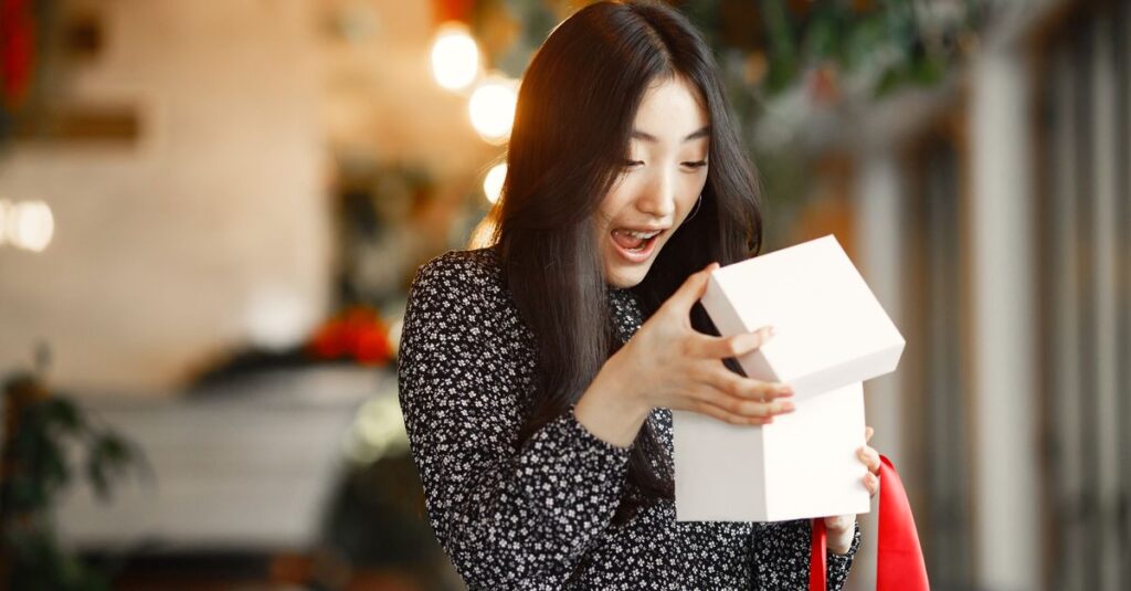 高級感あふれる食品ギフトを開封して感動する人のリアクション。