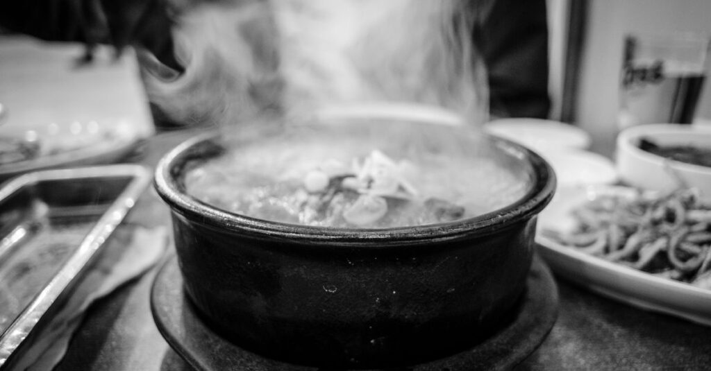 家族で囲むしゃぶしゃぶ鍋の温かなシーン。笑顔と湯気が立ち込める団らんのひととき。