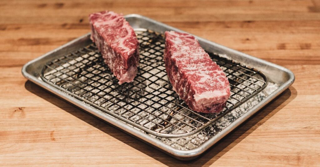 美しくサシが入った黒毛和牛のスライス。上質な脂と艶が特徴的。